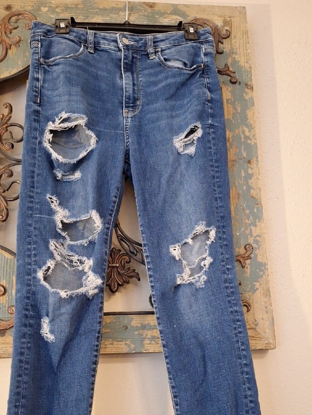 American Eagle Outfitters Blue Ripped Skinny Jeans. Size 8 - Picture 3 of 7